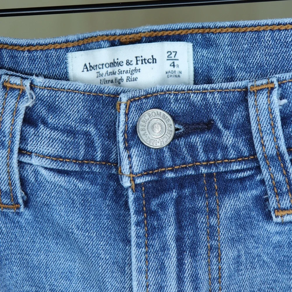 ABERCROMBIE & FITCH The Ankle Straight Ultra High Rise Distressed Jeans Size 27 - Picture 4 of 4